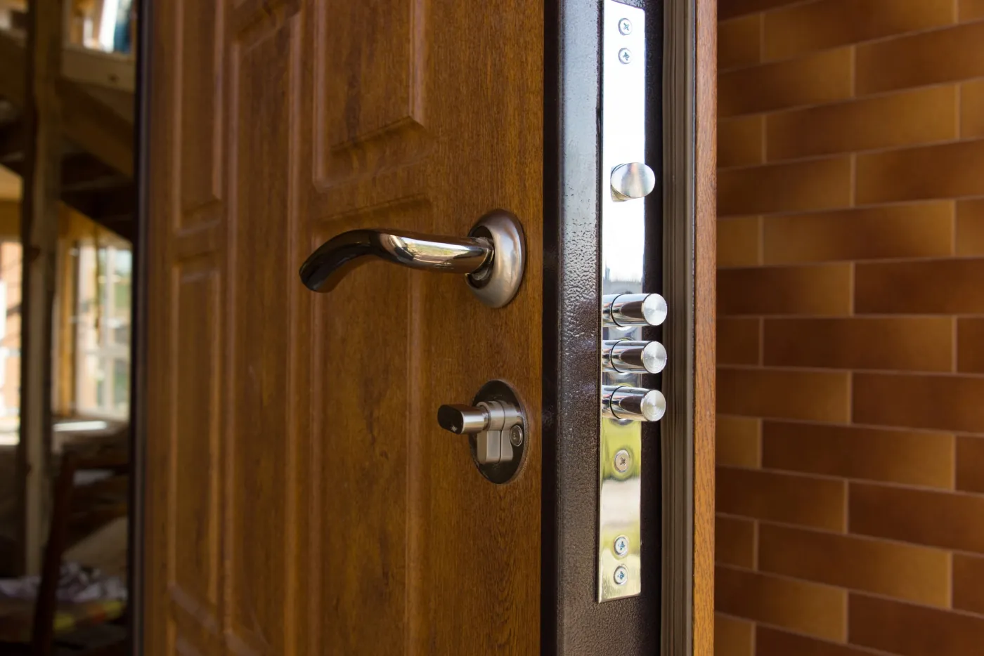 Serrure multipoint et points de verrouillage d'une porte blindée dans le quartier de l'Étoile